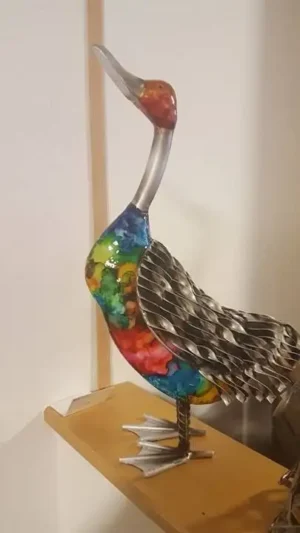 Metalen beeldje gekleurde eend
