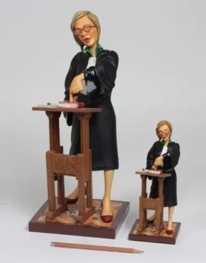 Beroepen beeldje advocate klein