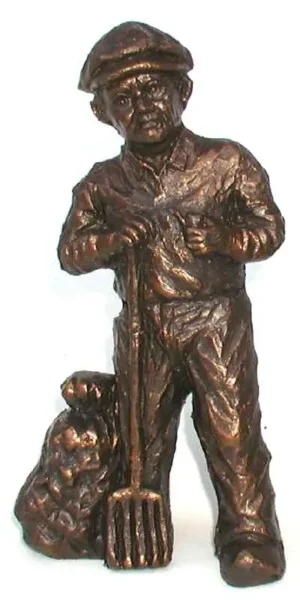 Beeldje boer met giek 20 cm