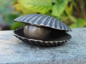 Bronzen urn schelp met parel 7x14x14