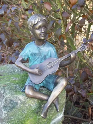 Bronzen beeld jongen gitaar