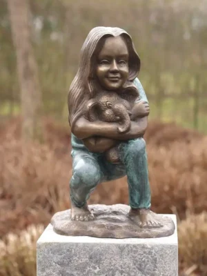 Bronzen beeld gehurkt meisje met olifant