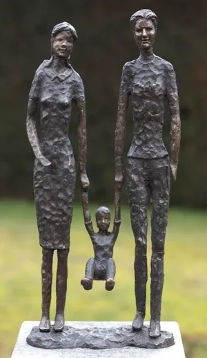 Bronzen beeld jong gezin