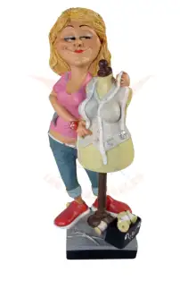 Beeldje naaister met paspop