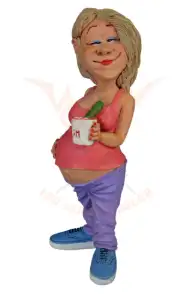 Beeldje zwangere vrouw met komkommer koffie