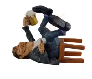 Beeldje bar gast valt met stoel