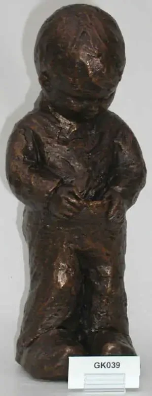 Beeldje Jongen kijkt in zijn broek