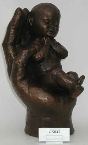 Beeldje Hand met baby erin
