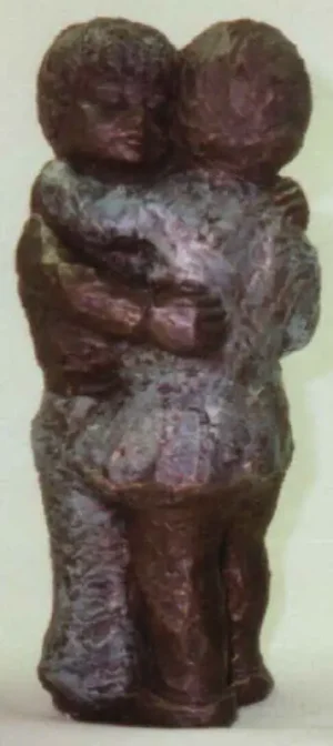 Beeldje Jongen en meisje knuffelend