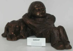 Beeldje Jongen ligt met hond