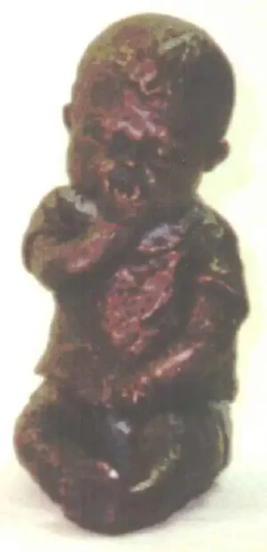 Beeldje Jongen met 2 vingers in mond