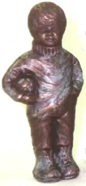 Beeldje jongen met bal