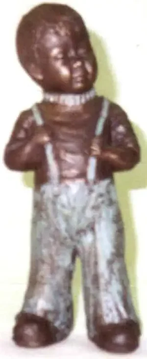 Beeldje jongen met bretels