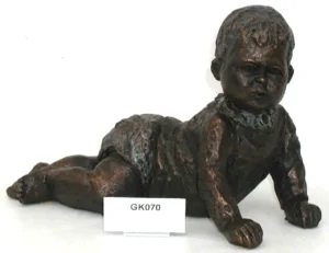 Beeldje baby kruipend