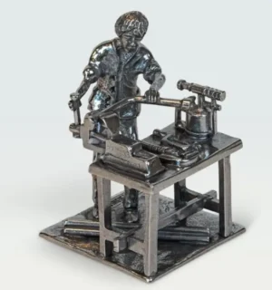 Loodgieter pijpenbuiger beeldje tin werkbank