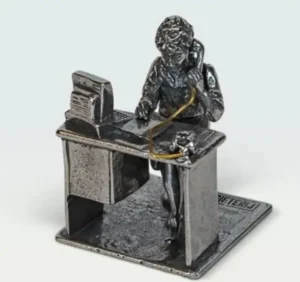 Tinnen beeldje secretaresse