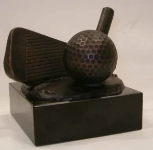 Beeldje Golfstick met bal op marmeren sokkel