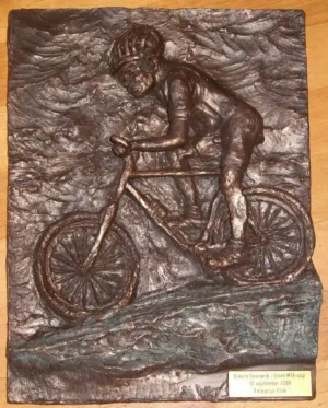 Beeldje Mountainbiker op plaket