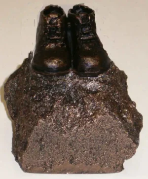 Beeldje Schoentjes op rotsblok