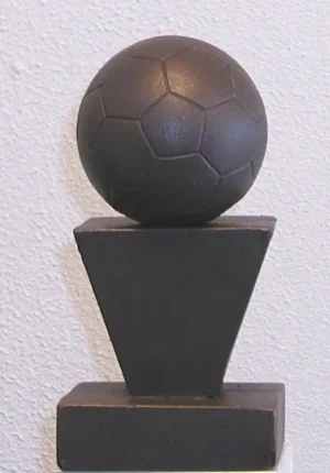 Beeldje Voetbal op sokkel