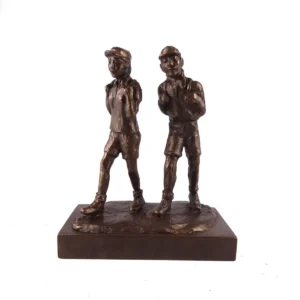 Beeldje Wandelaar (vrouw) en vrouw duo op sokkel